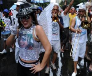 Annual Venice Carnival Attracts Hordes of Foreign and Italian Tourists