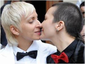 Russian Lesbians Attempt To Marry 90