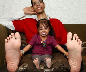 World's Shortest Woman Meets Man With Largest Feet